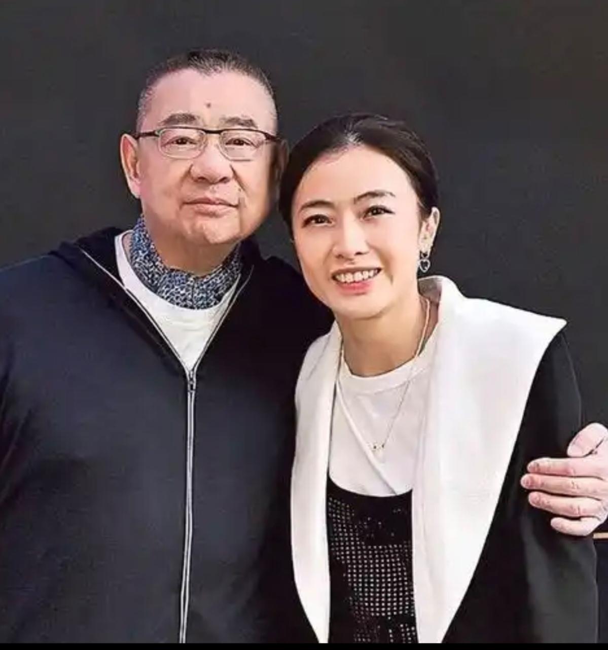 晚年大刘真是“爱惨”了娇妻甘比！这种爱，不单是停留于物质金钱上面的倾其所有，还