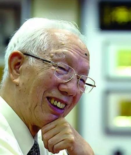 1958年，一个叫田家炳的印尼华侨带着自己的家人移居香港，并在元朗的屯门海边购买