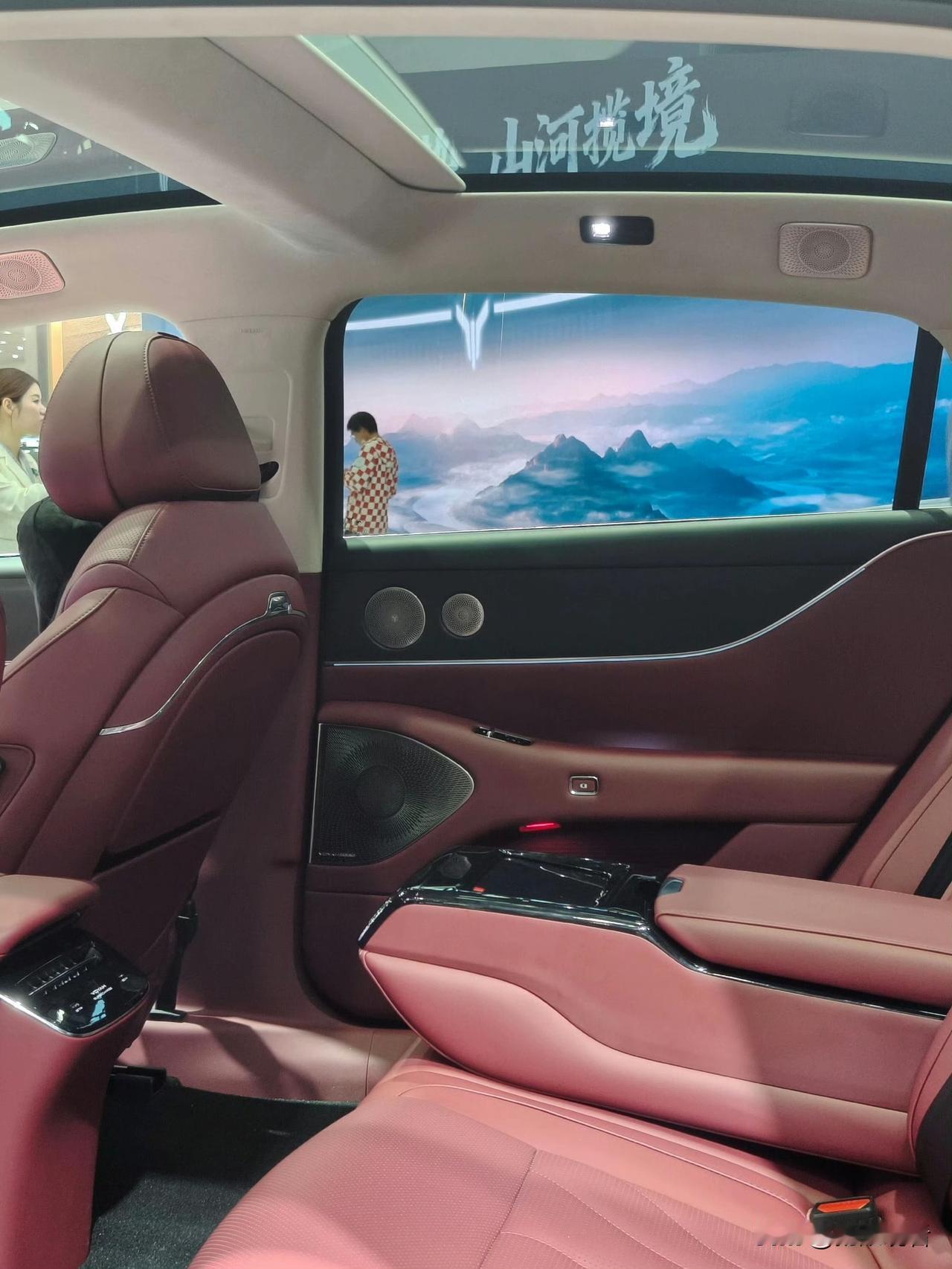 大六座旗舰看岚图泰山！用车实测：它藏着出行与人生的双重底气自提岚图泰山后，