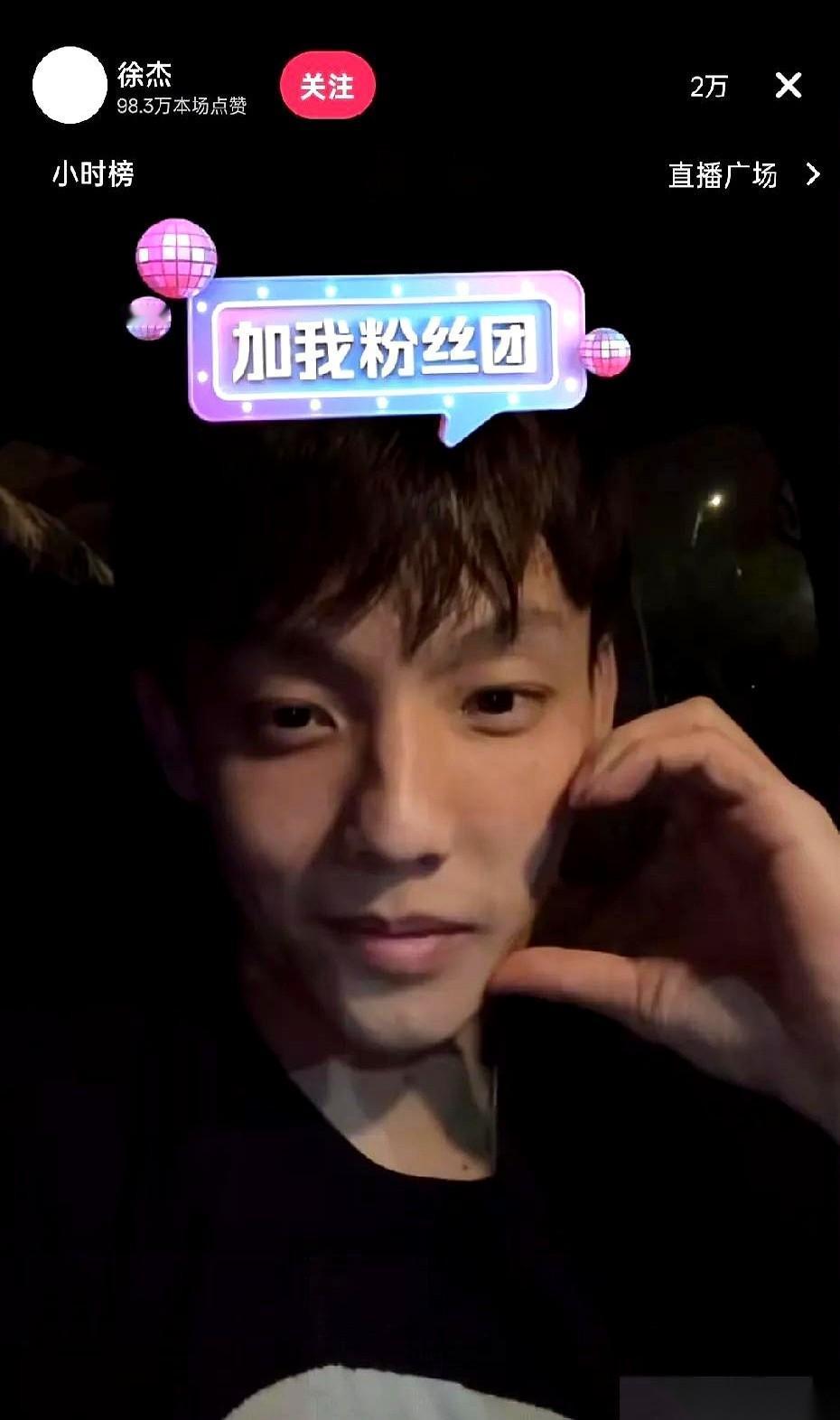 刚搂着漂亮女朋友，脖子上挂着全运会金牌，人生巅峰不过如此吧？结果转头，国家队的