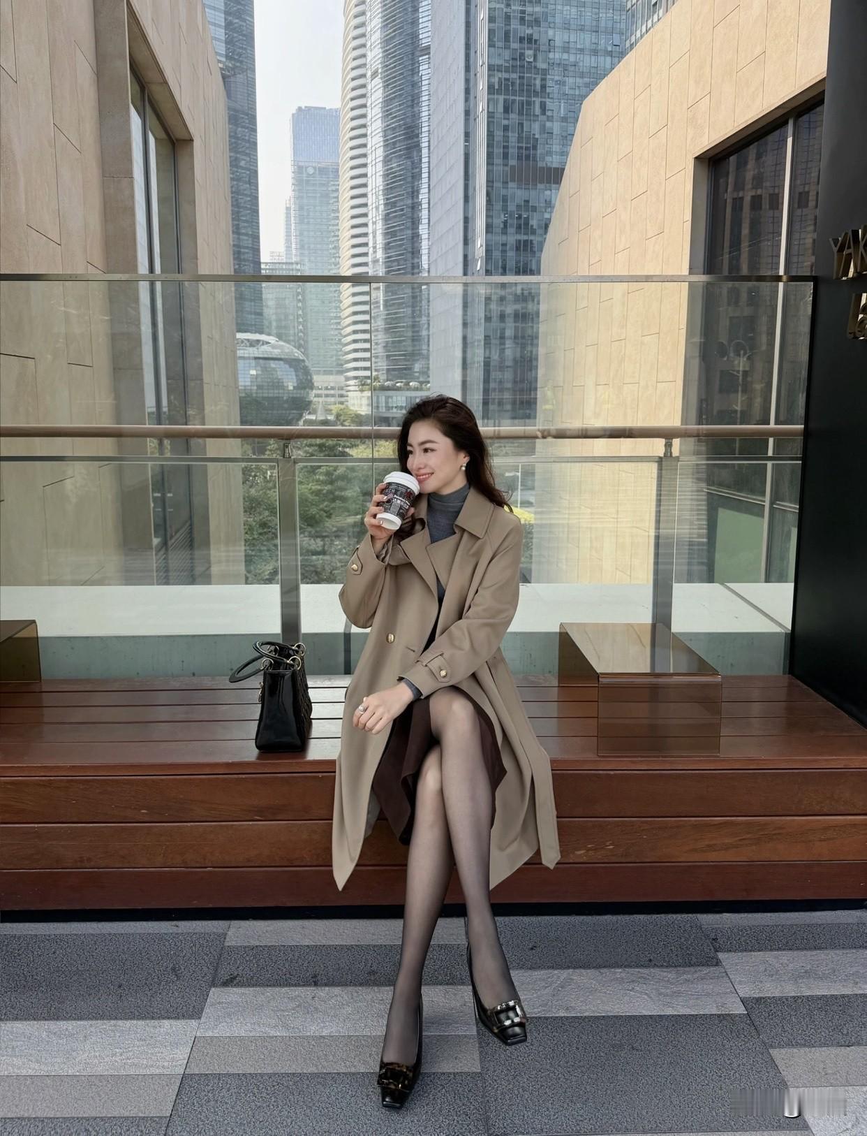 如何展现女孩子的优雅气质呢?内在修养是关键。要学会自我认知与接纳，别老跟别人比，