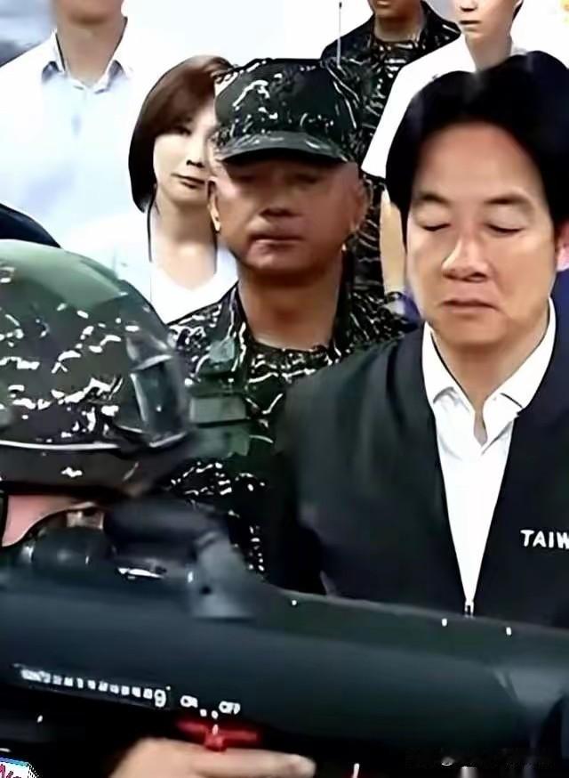 一觉醒来，台军士兵发现天塌了不是因为训练艰苦，也不是因为待遇微薄，而是有人问