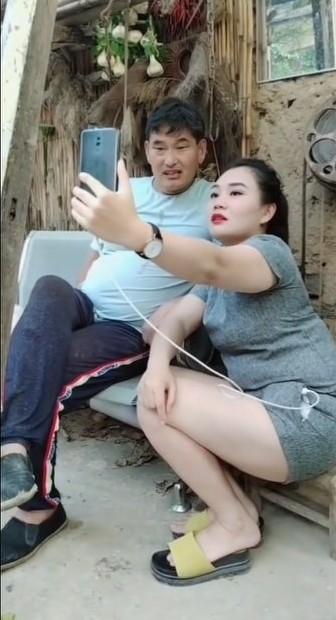 “大衣哥”朱之文和袁庆老师合影的一张图片，原本是两个世界的人，但是在一起的这张照