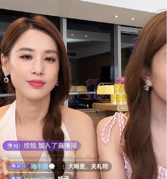 5月25日，黄圣依直播带货时，杨子进入直播间，一口气给黄圣依刷了3个大城堡，直接