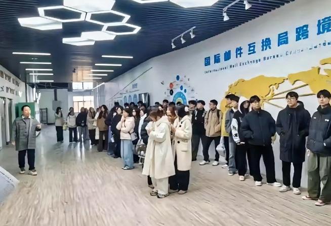 终于有大学生敢提出质疑了：明明大四一整年都在外实习，凭什么要交全额学费？人不