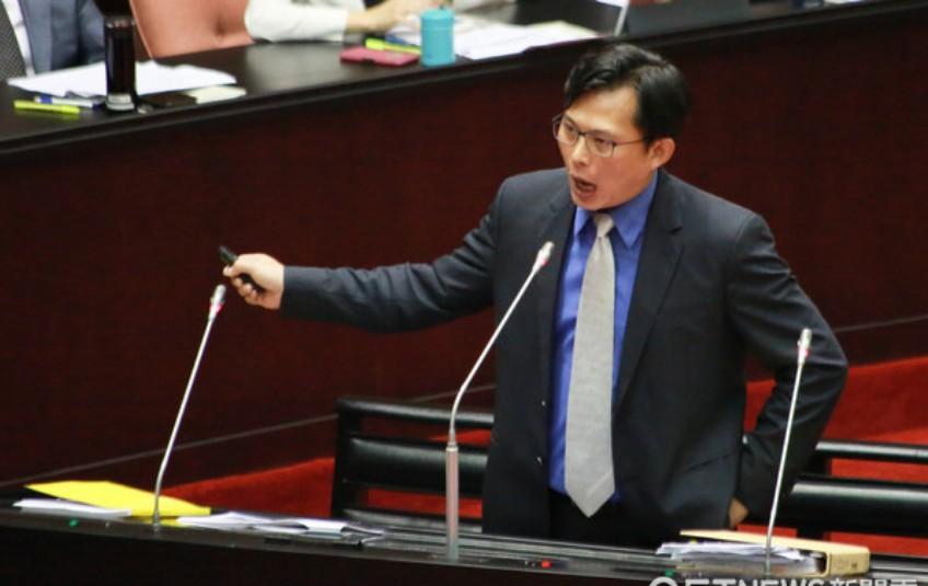 北检今天传讯黄国昌到案，小草现场加油，黄国昌抚慰支持者：怕我出不来了吗？北检今