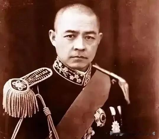 张自忠战死时，身边的随从马孝堂被日军一刀砍中脖子，他忍着剧痛滚进旁边的沟里。日军