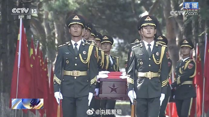 【无声礼步护送烈士遗骸】今天上午举行烈士遗骸安葬仪式军乐队奏响《思念曲》，在解放