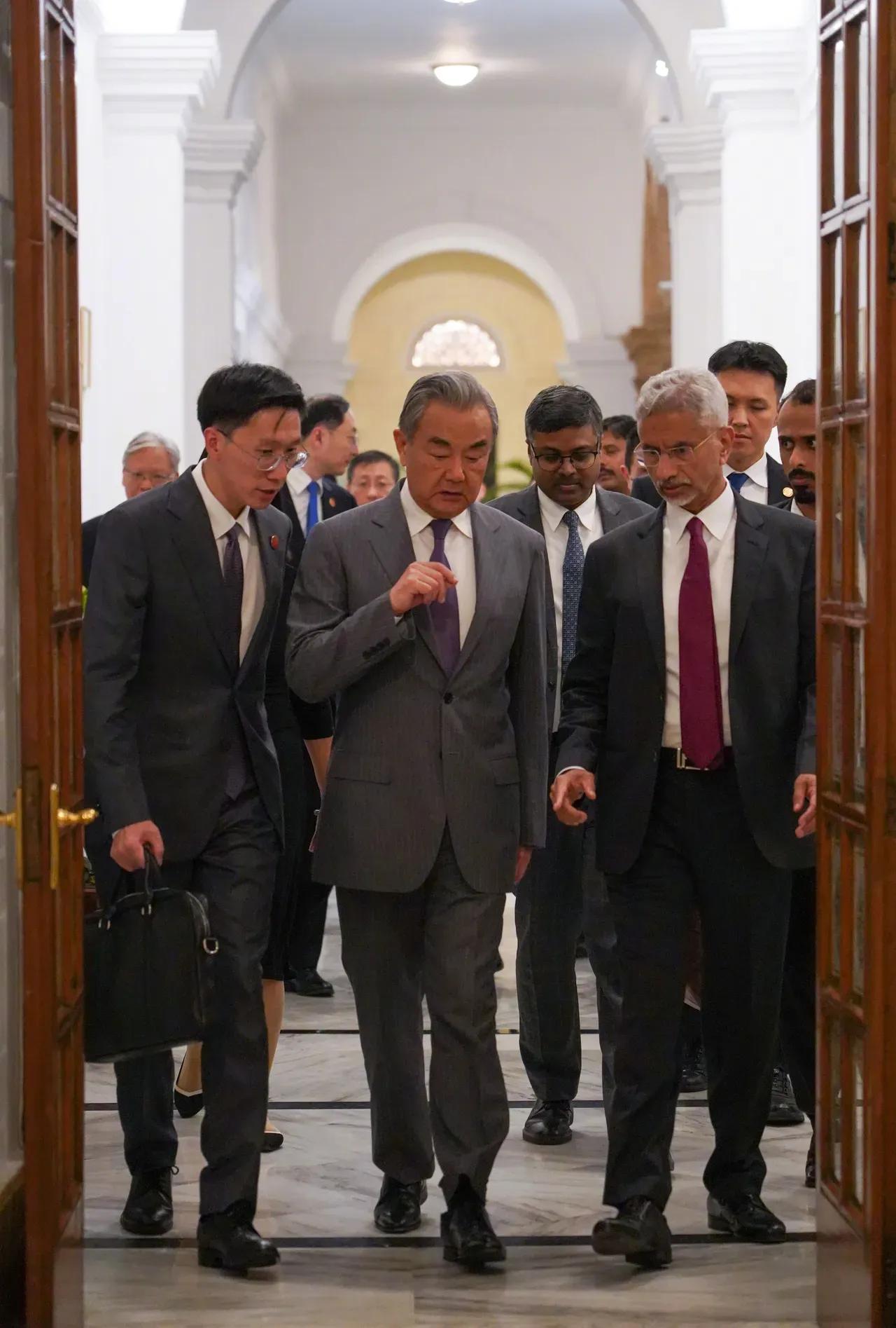 不得不说，王外长这气场绝对强大，不管与哪国外长站在一起，王外长都是最醒目的那一位