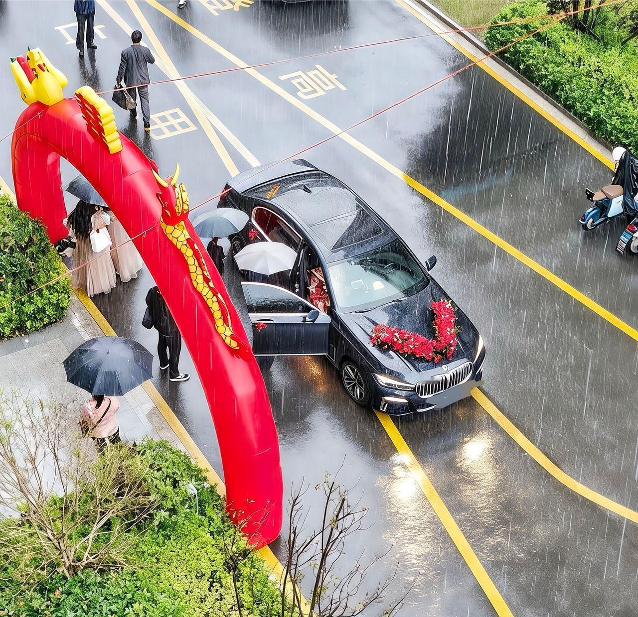 奇怪了！邻居家儿子结婚那天，特意请先生挑了个好日子，谁知大婚当天竟下了一整天瓢泼