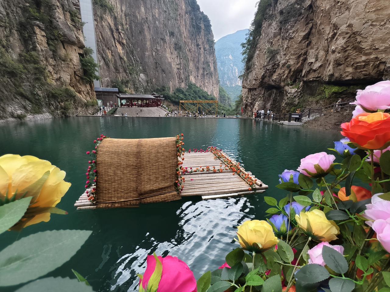太行山峡谷秘境，竹筏碧水配繁花。