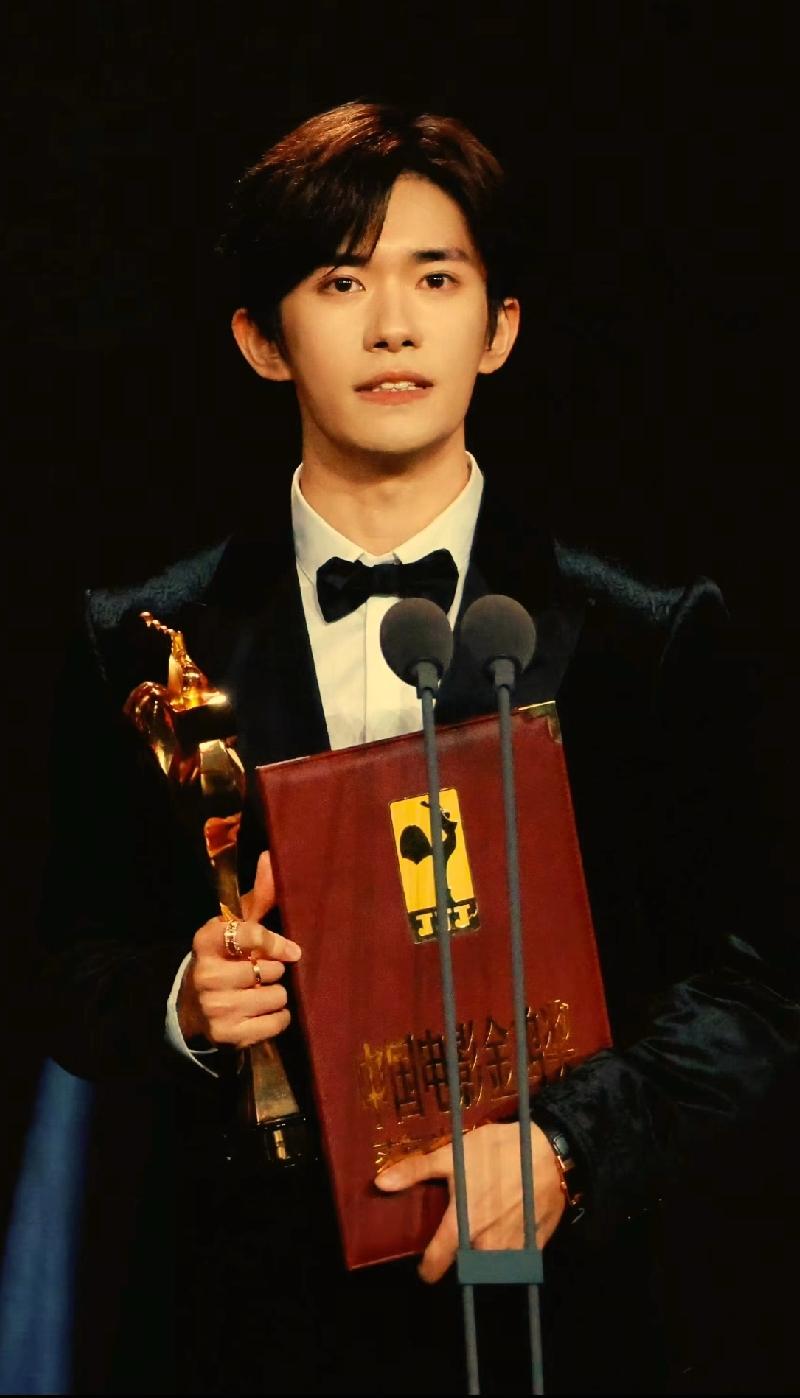 大家发现没有这次金鸡奖陈道明竟然主动和易烊千玺握手？要知道陈道明他是出了