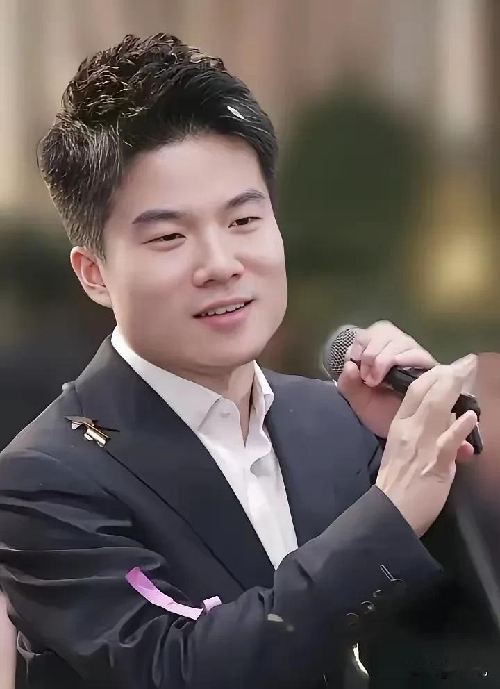 不一样就是不一样董宇辉采访时和章泽天采访时的每个细节都不一样！董宇辉是从