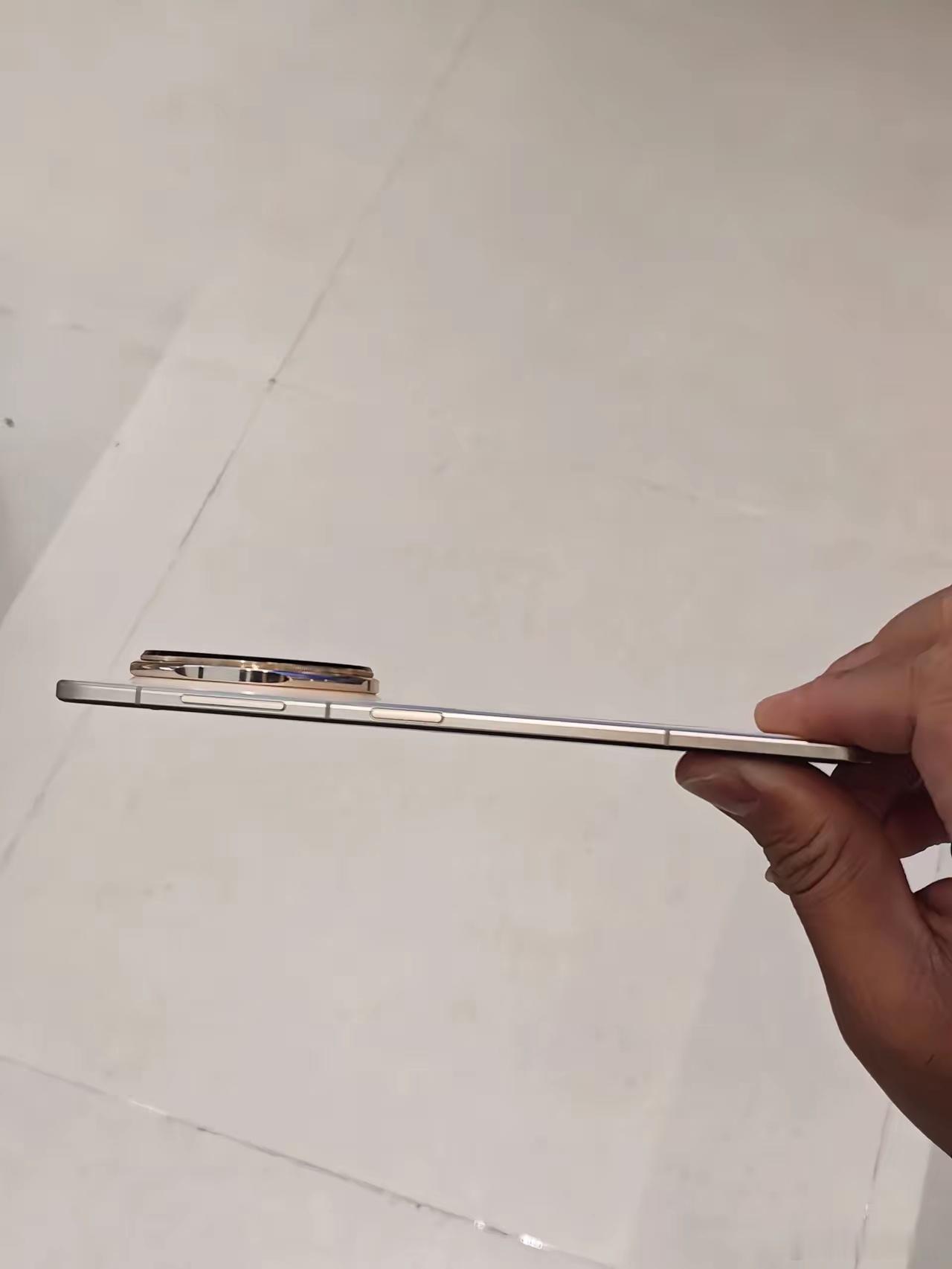 网友爆料的Mate70Air，也确实很薄啊，影像系统没有简配[赞]​​​