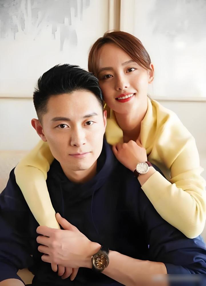 从豪门硬媳到查无此人，她只用了一张票。平台封禁一年，所有代言一夜清空。剧组