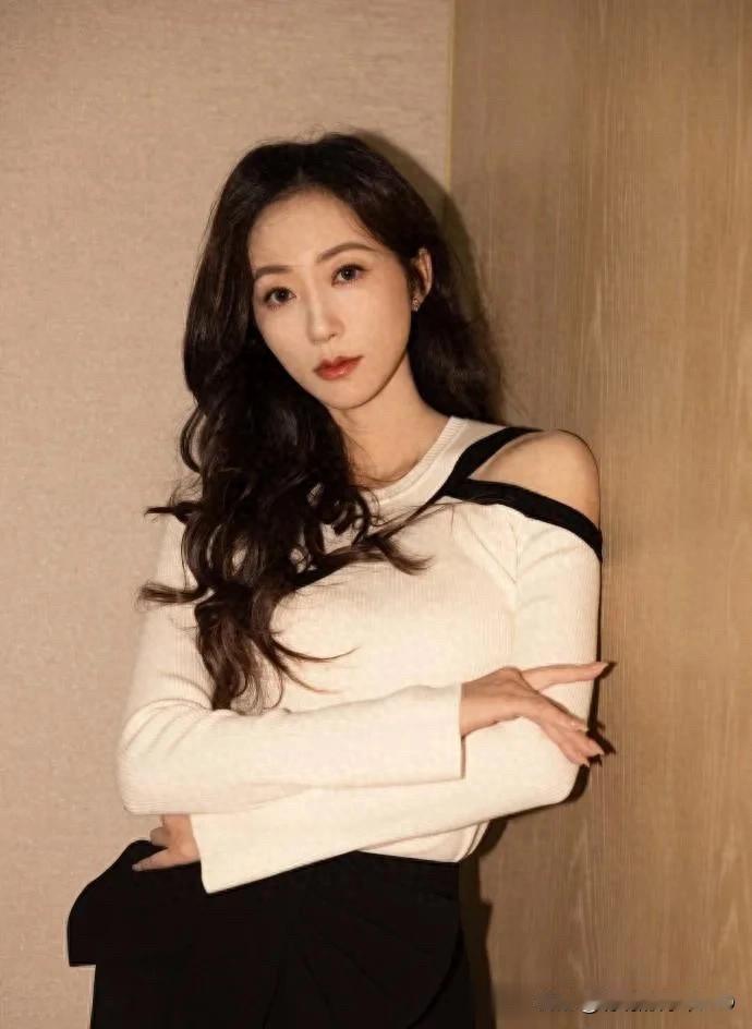 韩雪的气质不一般！穿白色针织衫+黑色裙，简约又高级！