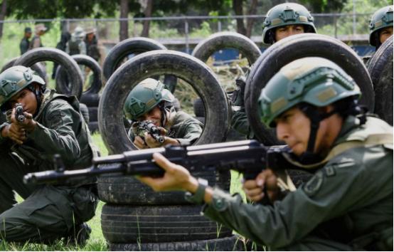 全面分发旧武器，委内瑞拉准备跟美国打游击？马杜罗政府深知，正面战场撑不过两个小时