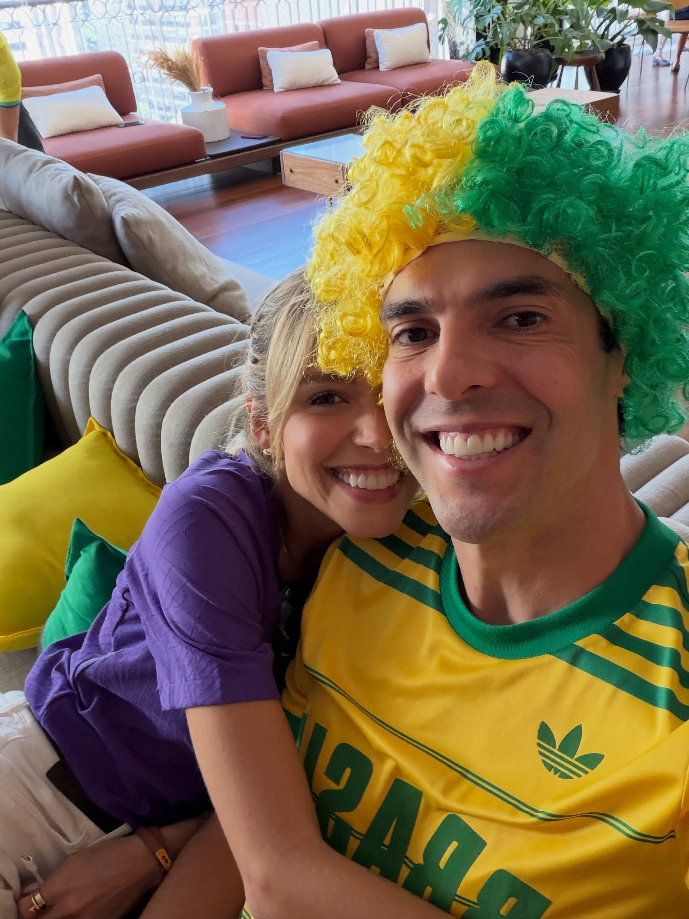 卡卡上一场去了现场观战巴西🇧🇷队，还和内马尔合影了，这场没去，和妻子女儿们一