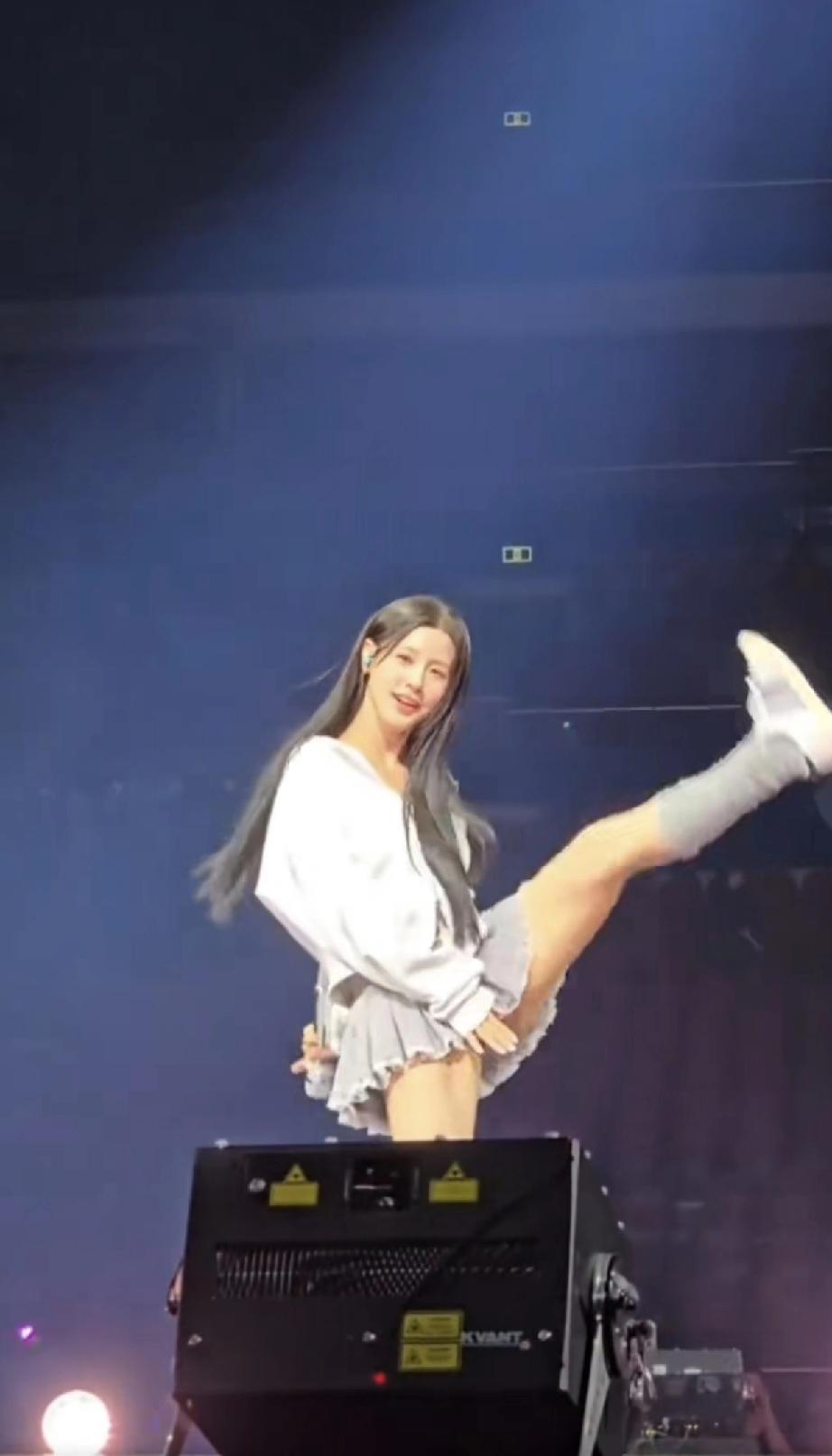 一上来就是高抬腿，动作幅度拉满，求关注的野心几乎溢出屏幕。紧接着对队友又亲