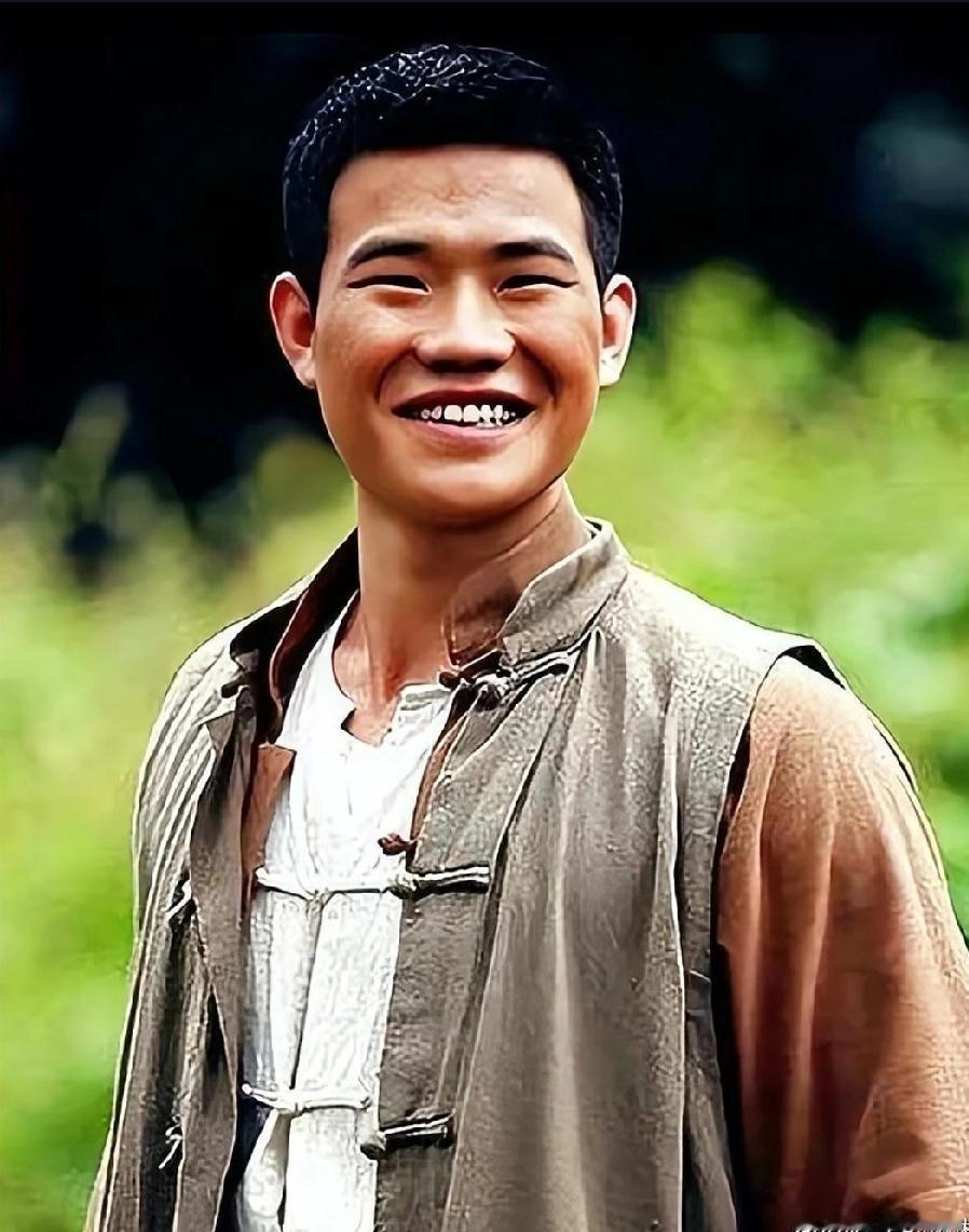 演员谢孟伟及其妻子郭珊珊因巨额债务被限制高消费，引发公众关注。演员谢孟伟及其妻