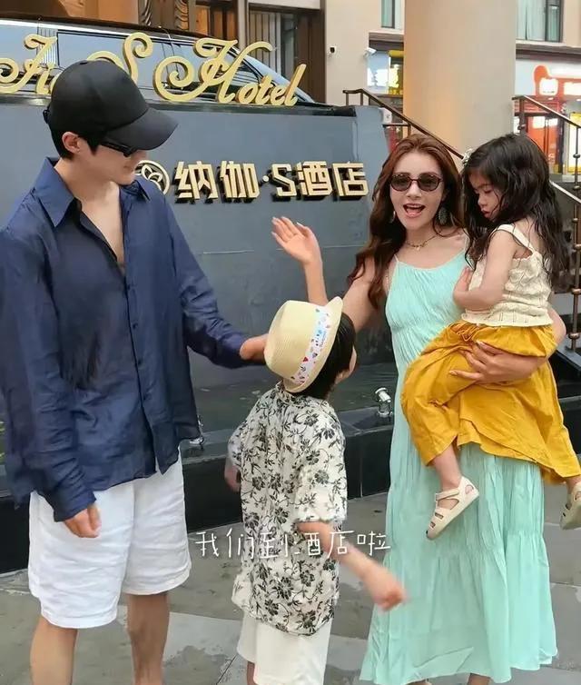姜潮和麦迪娜携子女云南度假，全家享受美好时光，麦迪娜白到发光，羡慕坏众人。姜潮