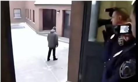 马杜罗户外溜达照爆出，每天他有30分钟户外活动时间，晒晒太阳，看看蓝天，但不是