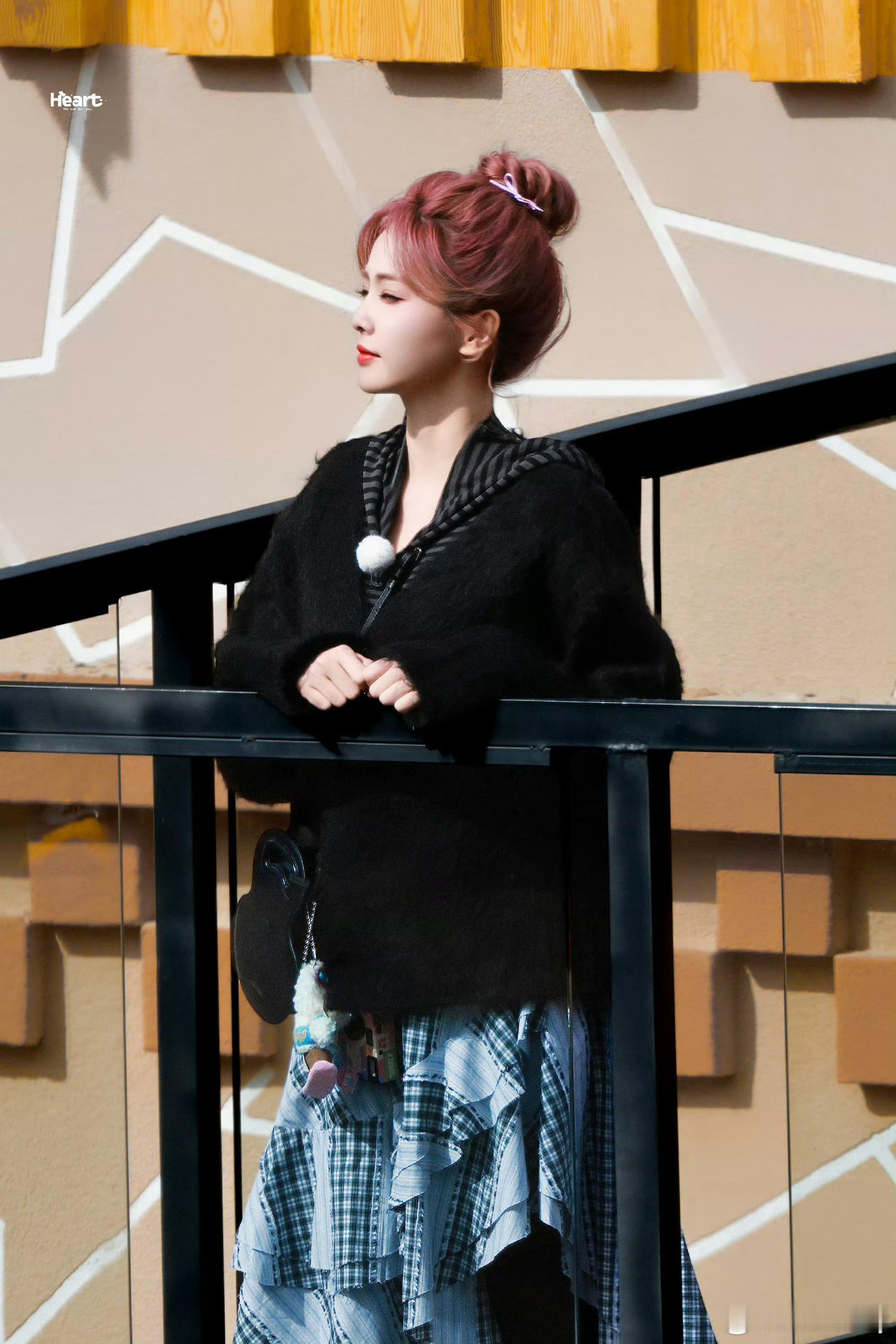 白鹿的头骨好圆，怪不得各种妆造都适配。白鹿奔跑吧粉发丸子头​​​