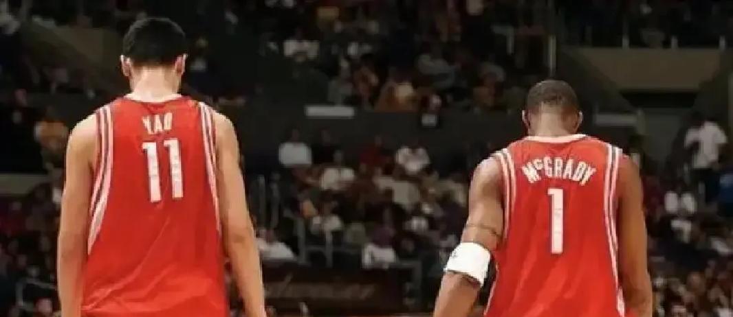 2005年休斯敦，姚明麦迪并肩，老板抠门，替补工资不到科比一个人，火箭次轮就倒。