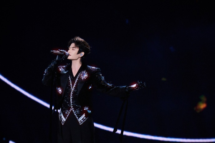 1.丁禹兮想唱影视剧 ost，私下偷练唱功，一有机会就上。2.《花儿与少年8》嘉