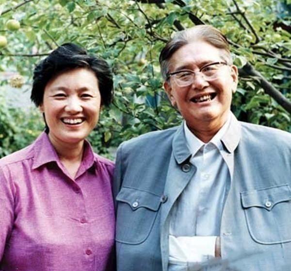 洪晃曾这样评价自己的母亲章含之：“她太把男人当回事。”确实，作为妻子，章含之虽比