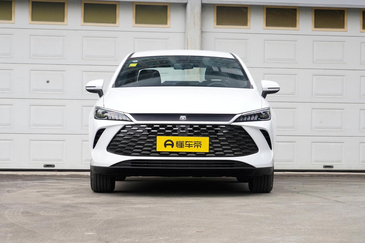 10万家用轿车怎么选？选比亚迪秦PLUSDM-i还是大众朗逸？两款车是新能