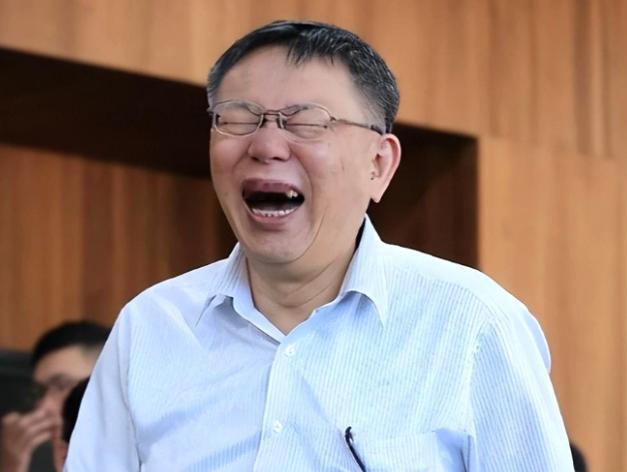 柯文哲哭了！柯文哲当初硬是不肯蓝白合，非要自己选到底。结果票没拿到，