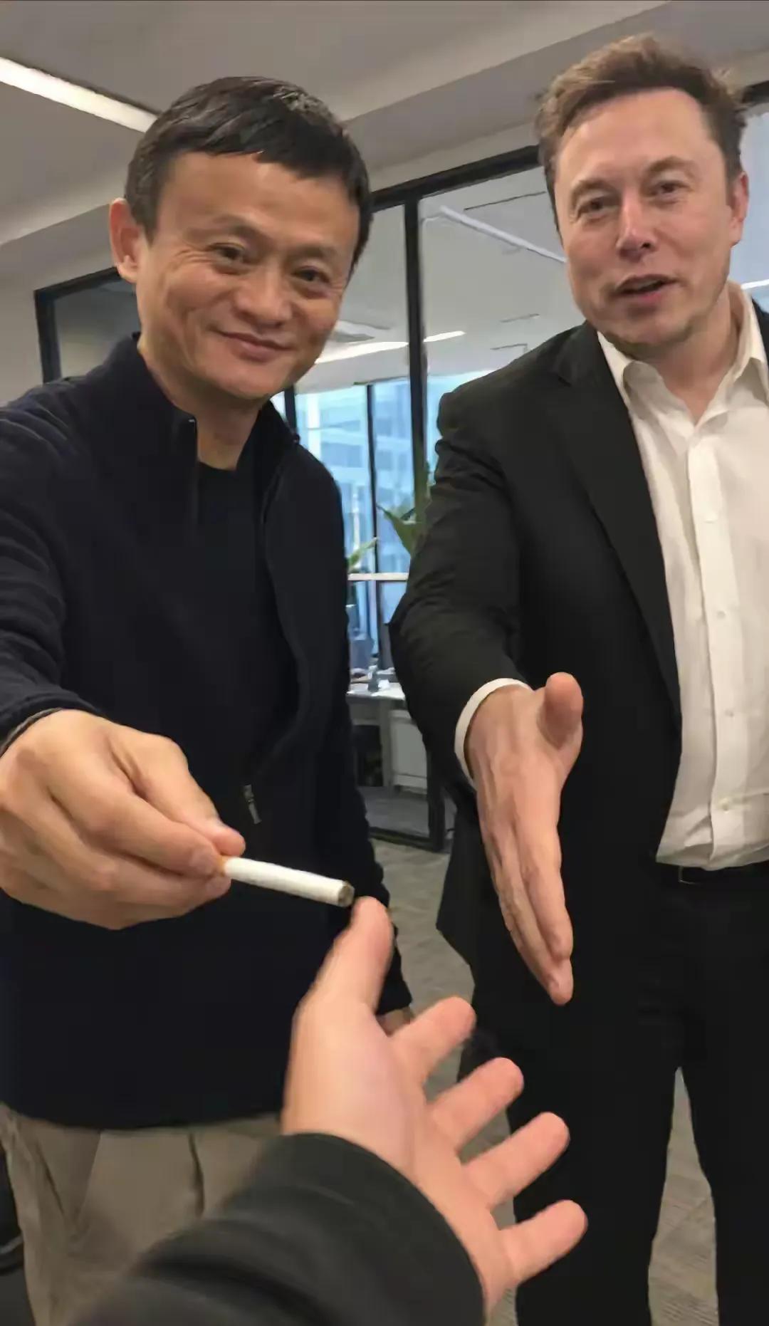 遇到这种情况，就问你该怎么选？是先握手？还是先接烟？其实，这种状态下，对面这