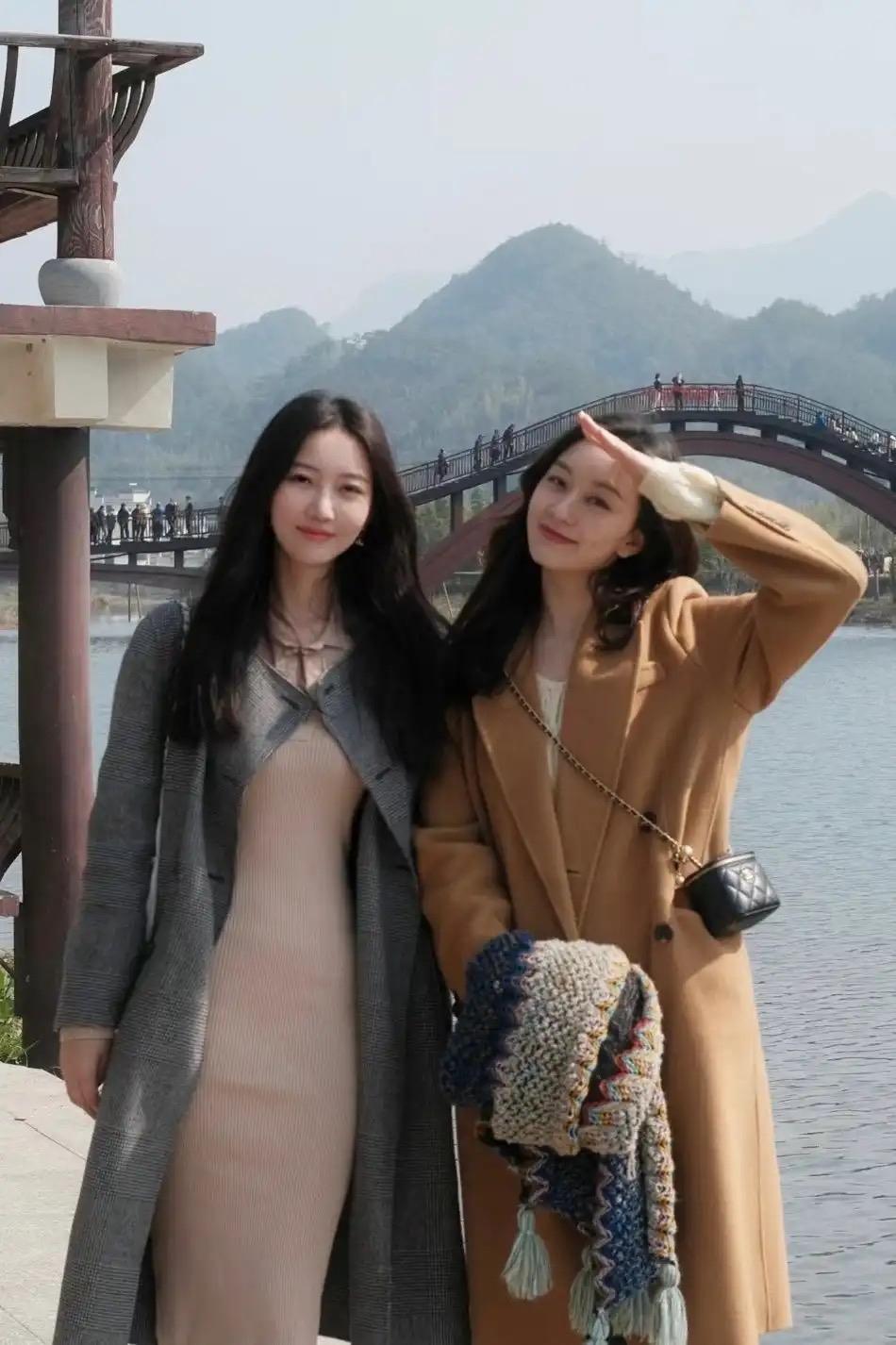 一眼看过去气质截然不同！一个温婉如水，一个大方爽朗，一个南方姑娘，一个北方女孩。