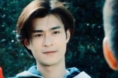 1994年，大红大紫的周慧敏到tvb录制节目，见到一旁闷不出声的古天乐说：“喂，