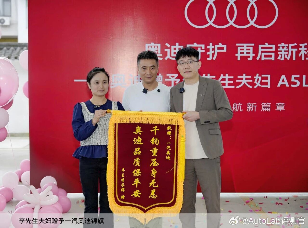 在今年9月10日下午，四川雅安的一辆奥迪A4L在路口等红绿灯时，一辆满载水泥的罐