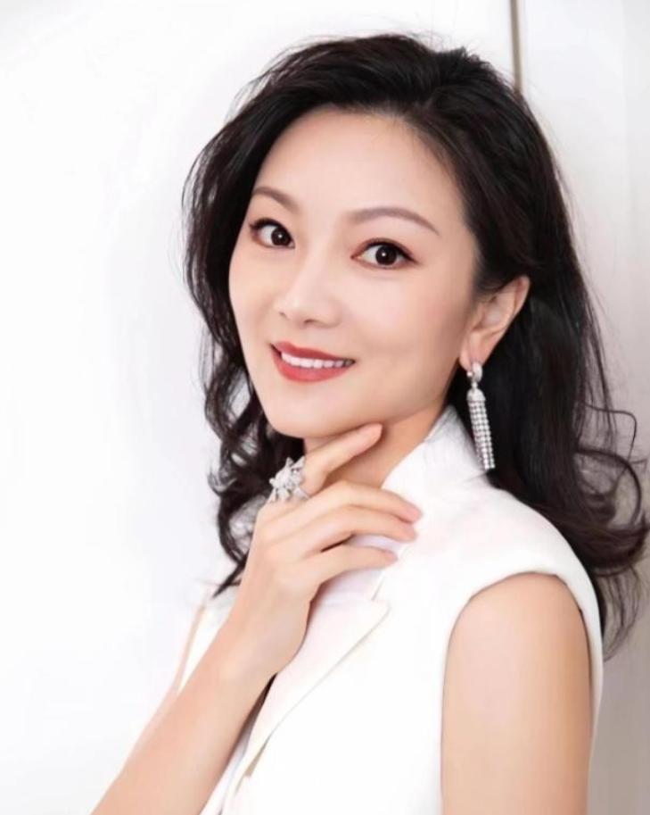 [点赞]1999年，18岁的陈婷正在上课时，突然感觉一阵恶心呕吐，同桌问她：“