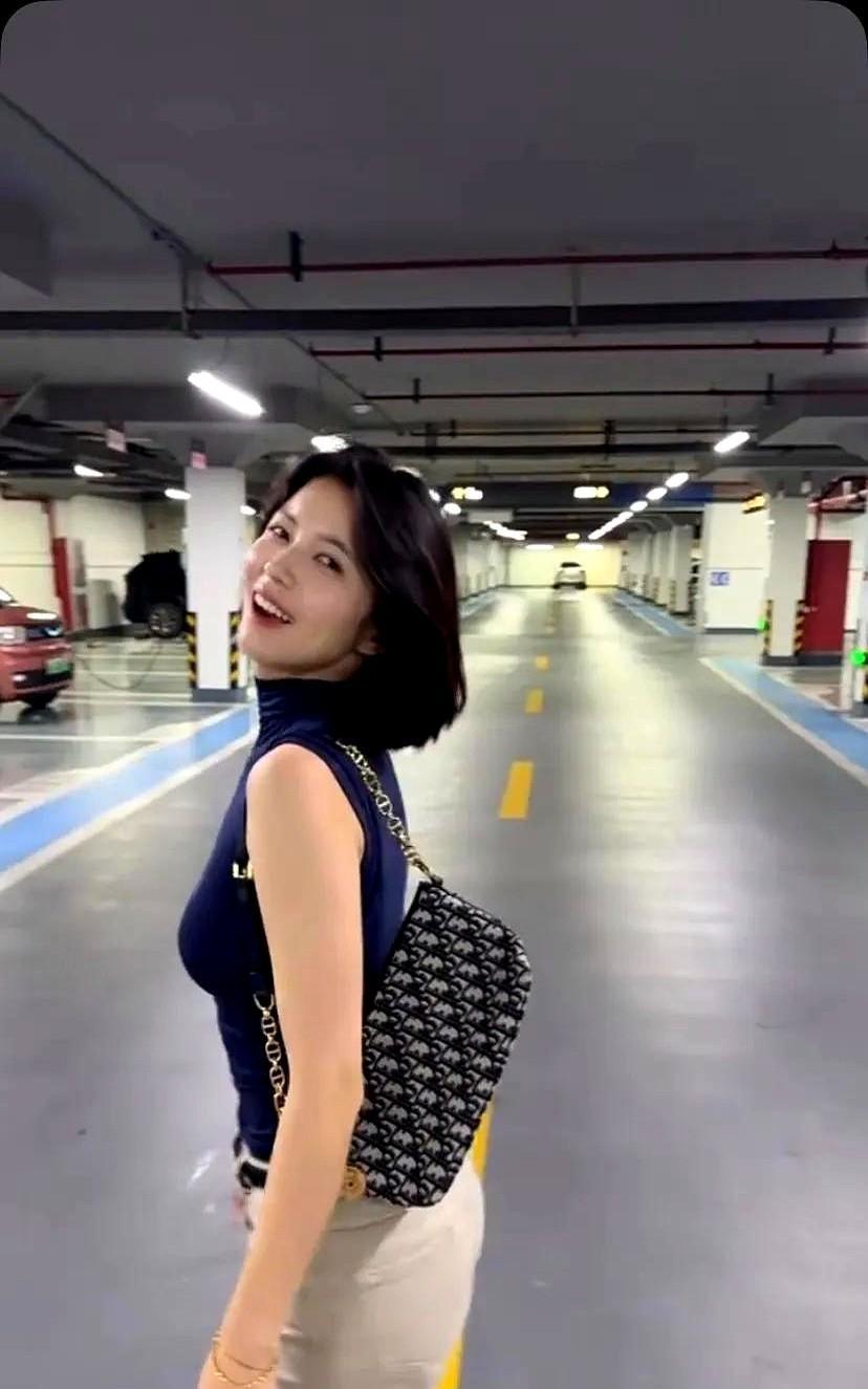 昨天，一个我暗恋的高中女同学，突然微信我，简单聊了几句后。她突然甩过来一张瑜伽