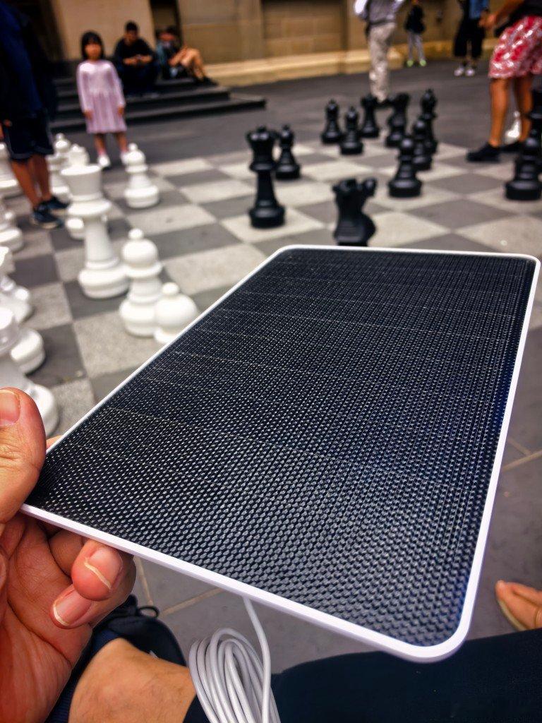 儿子在和老外下国际象棋，我没带充电宝，掏出了太阳能板充电