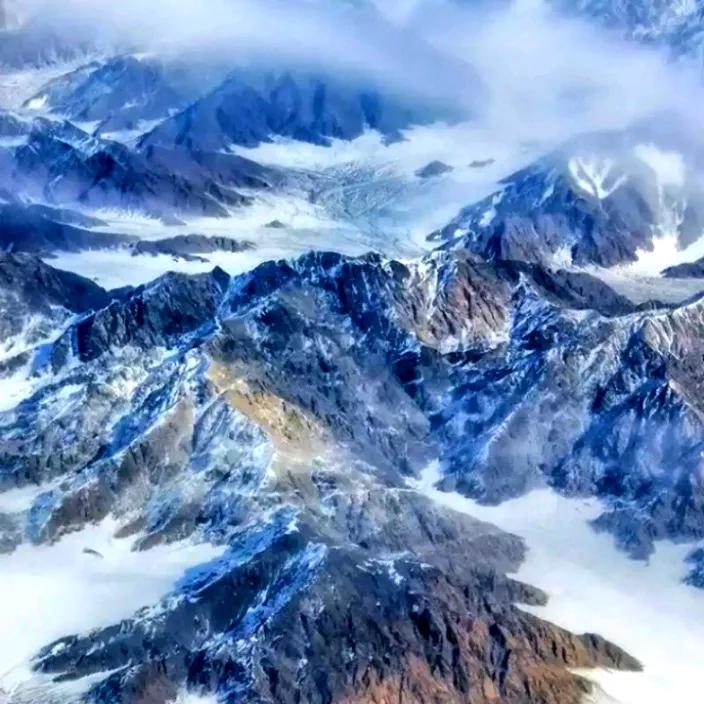 网上流传着一段中印边境视频，画面里中国境内一台迷彩轮式机器人正稳稳站岗。中印