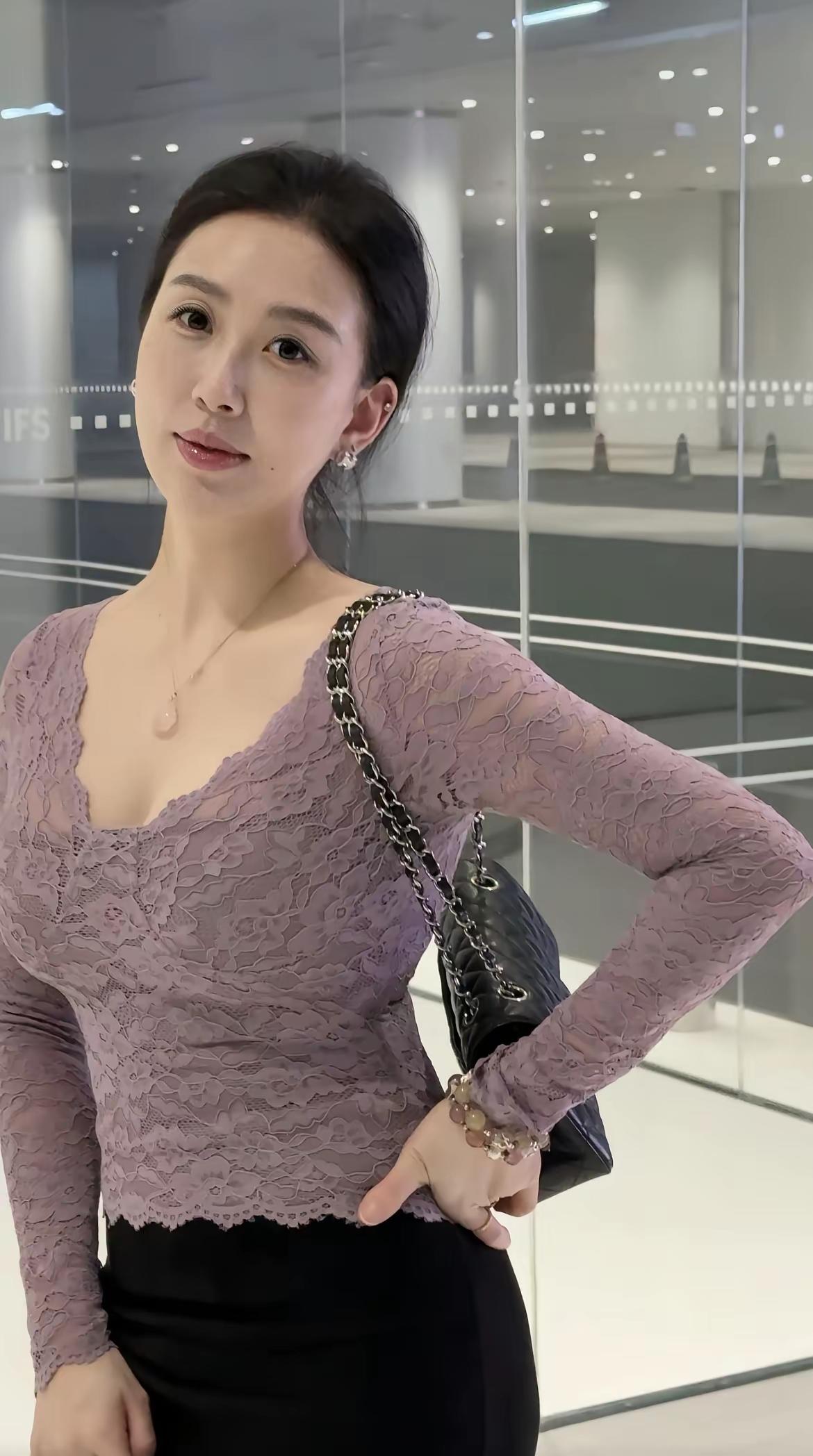 岁月披上薄纱，却让灵魂透出光，那些深夜的泪，化作晨露缀在衣襟；那些未说出口的痛，