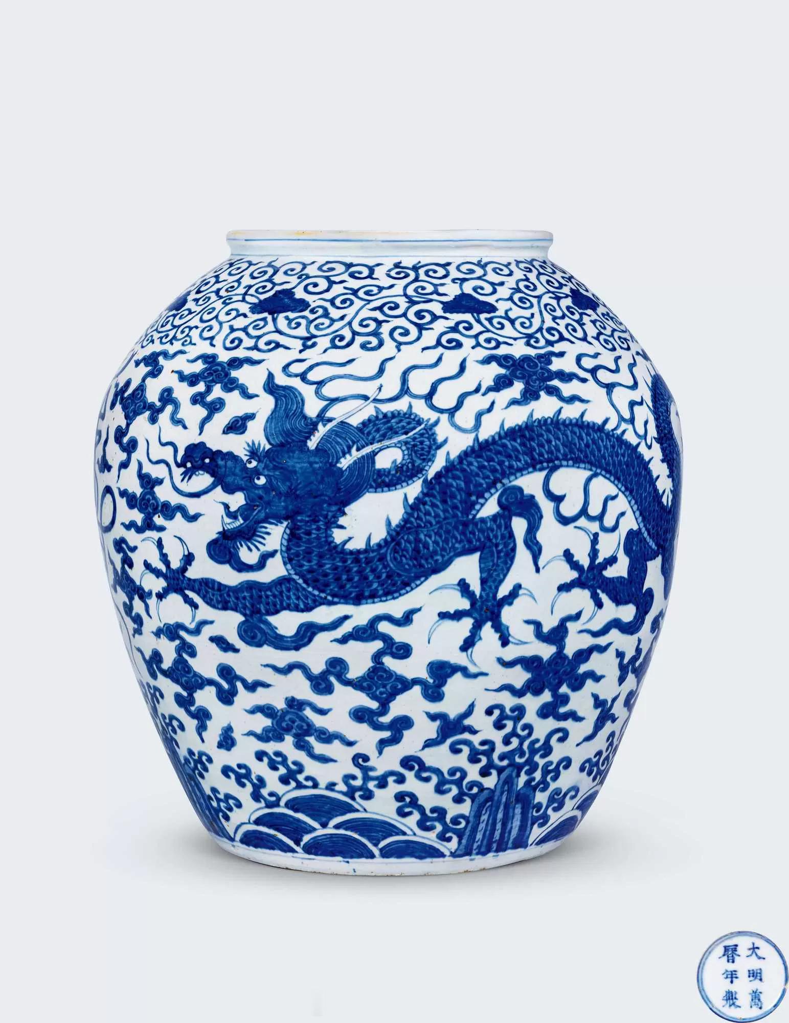 悦色集|明万历青花海水云龙寿字大罐本品承袭自嘉靖官窑，器形高大壮硕，气势雄