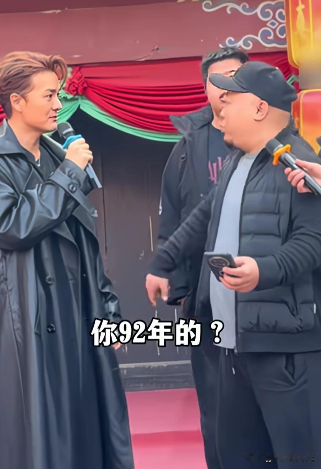 吴克群不相信他粉丝是90后，他开玩笑说:“你是92年的，那我就是93年的。”