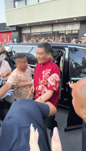 大衣哥朱之文现在出行也是需要保安滴人了吗[作揖]关注度较之前真的是高了很多啊