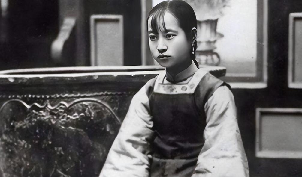 1914年，14岁的翠花到了“梳笼”日。她的妈妈站在夫子庙门口大喊：“价高者得”