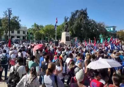 炸锅了，4月7日古巴首都哈瓦那贝达多区的一处公园，瞬间被数百名古巴妇女围得水泄不