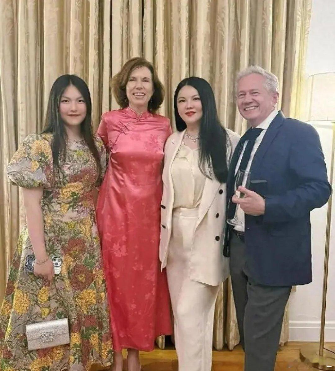 15岁王诗龄又被李湘带去伦敦吃大餐，母女俩穿得像去走红毯