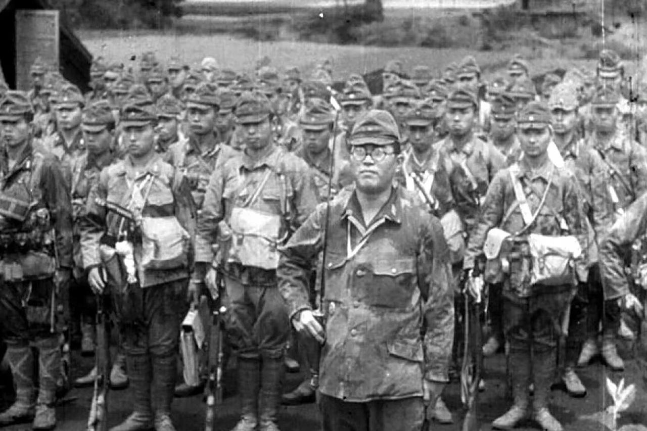 1945年，日军已经穿得犹如乞丐了！站在照片最前面的，是日军奥山道郎大尉，身后则
