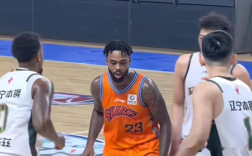 拉塞尔CBA首秀来了，一上来就给他上强度，还有3人围攻，在NBA哪有这样的待遇，