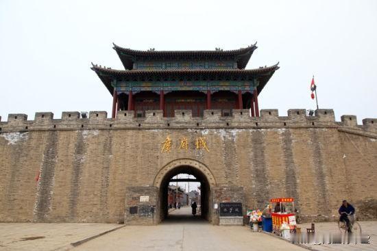 新上海人回到“邯郸学步”在上海住满十二年，腊月二十九的虹桥站，人推着人，像黄